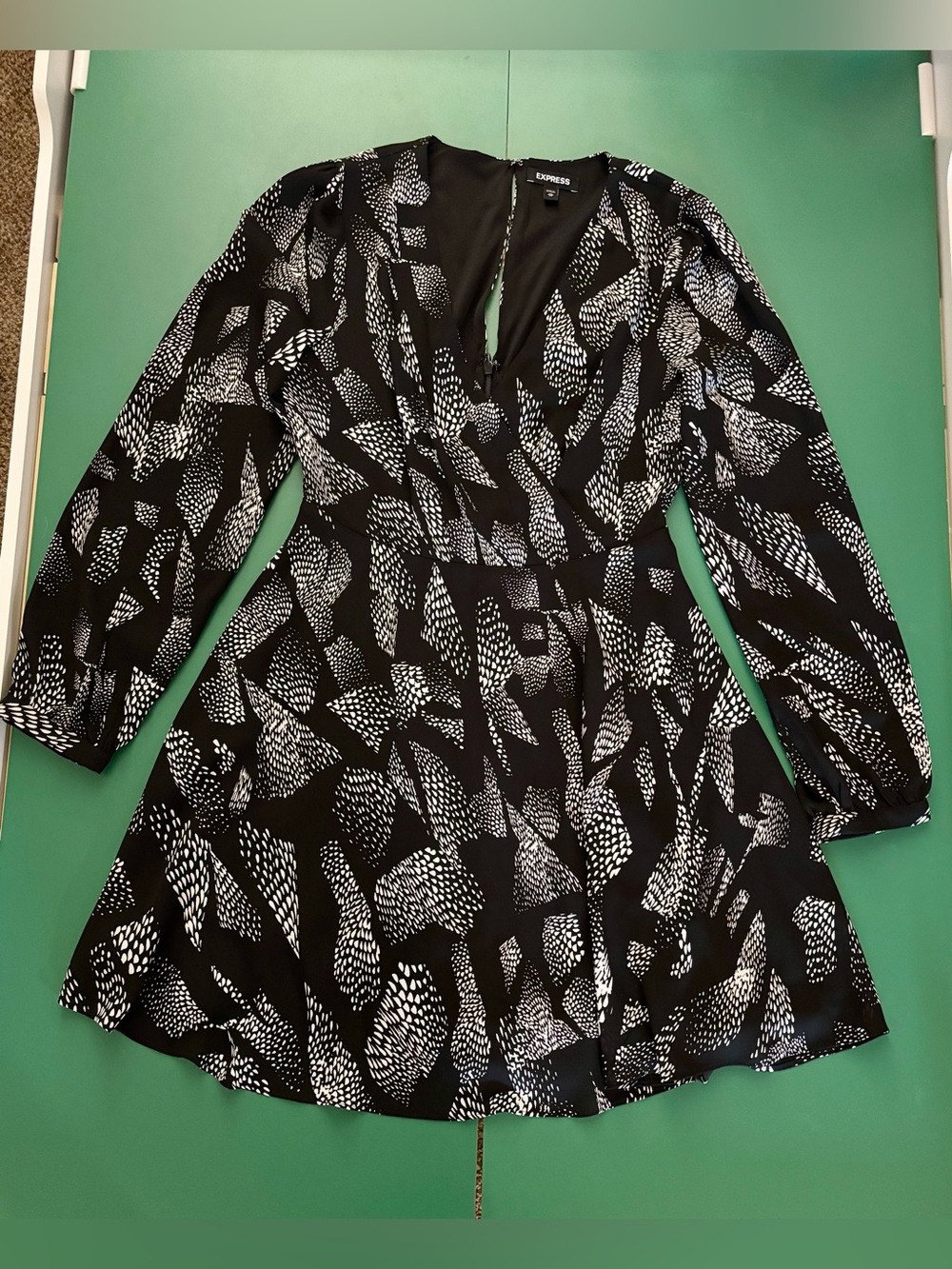 Express Size XS Black and White Printed Long-Sleeve Faux Wrap Dress
